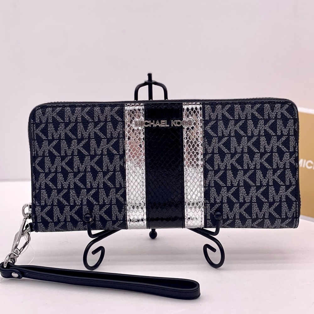 Michael Kors Jet Set Travel Large Signature
Logo and Metallic Continental Wallet - Picture 4 of 12